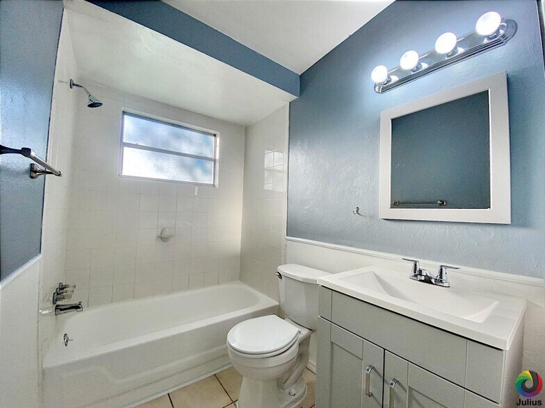 Building Photo - 4047 Las Vegas Dr