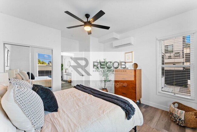 Building Photo - 832 Desty St