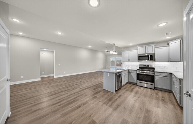 Building Photo - Great House in Quiet Neighborhood Ready to...