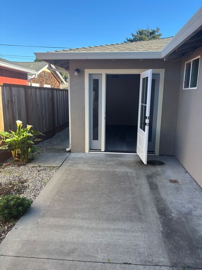 Building Photo - 3 bed 2 bath house on the westside Santa Cruz