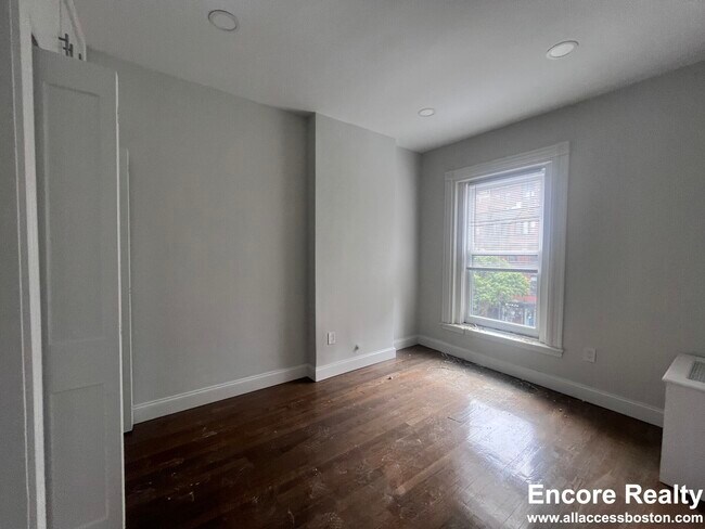 Building Photo - 225 Newbury St