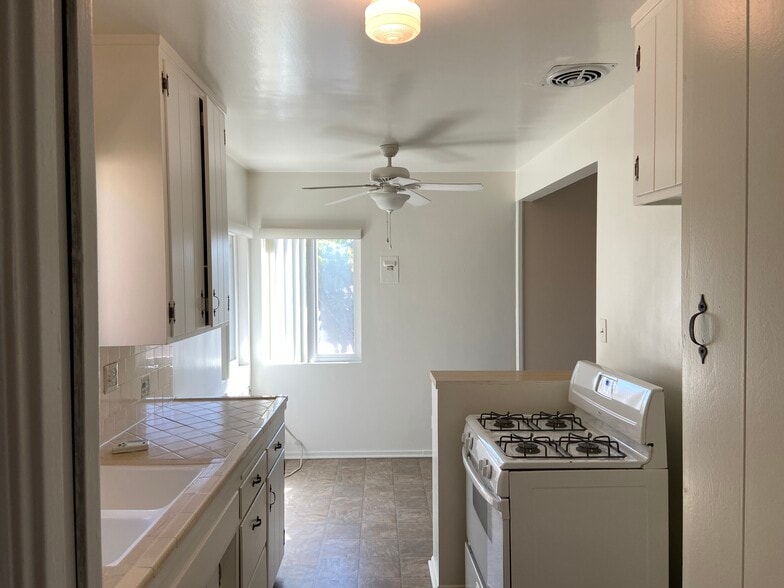 Kitchen - 322 Cornell Dr