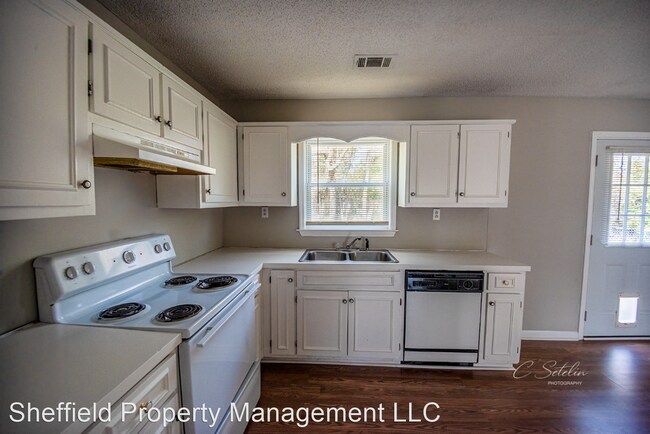 Building Photo - 3 br, 1.5 bath House - 161 Lee Rd 207