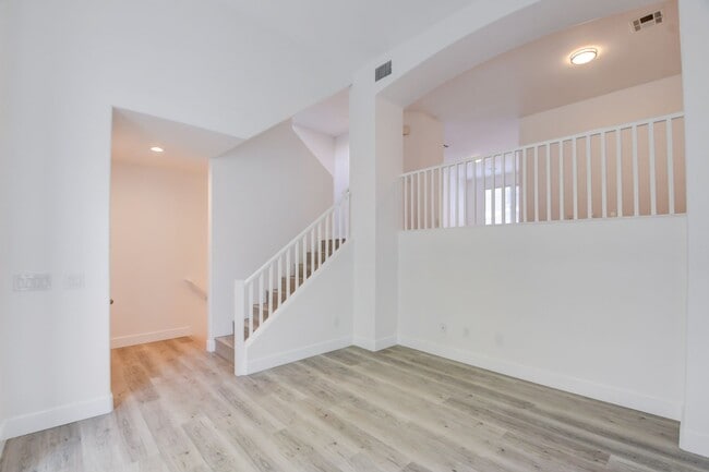 Building Photo - Gorgeous 3 bedroom 2.5 bathroom Townhome conveniently located in the heart of Henderson.