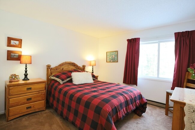 Building Photo - Seasonal 6 Month Lease Available!  $1,700/ mo Charming Two-Bedroom Condo in Waterville, NH!