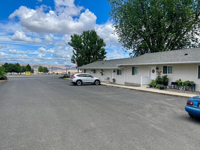 Building Photo - Welcome to our updated 2 bedroom, 1 bathro...