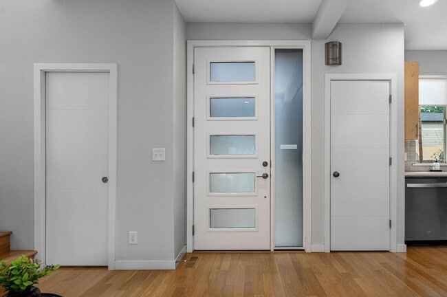 Building Photo - Modern Elegance! Eastmoreland Stunner! Pre...