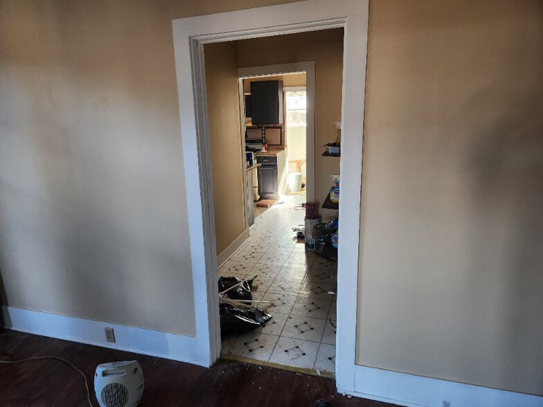 Building Photo - 131B Center St