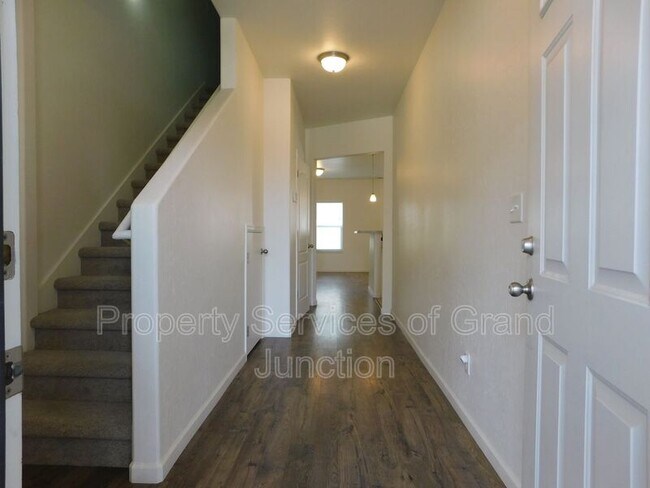 Building Photo - 621 Zenith Ln