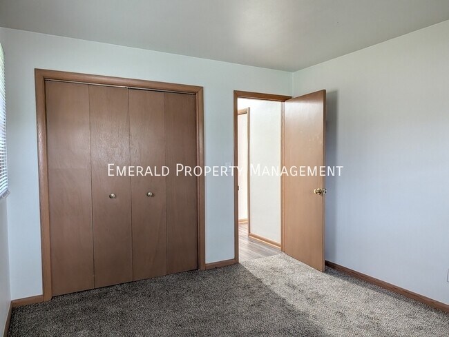 Building Photo - 562 N Mulford Rd