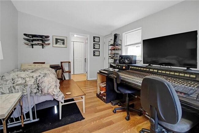 Building Photo - 1329 Plaza Ave SW