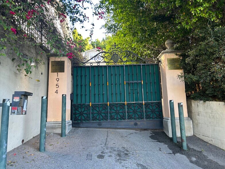 Building Photo - 1954 Hillcrest Rd