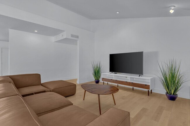 Building Photo - Mid-century modern home in Arcadia with pr...