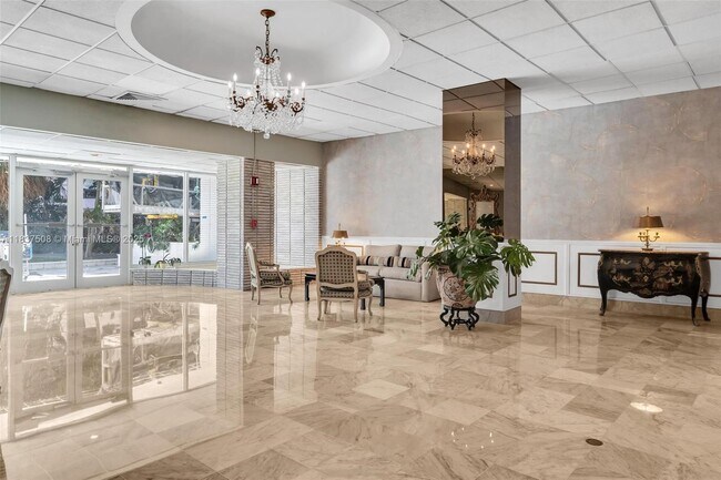 Building Photo - 5255 Collins Ave