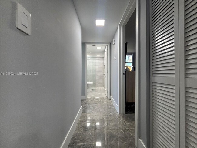 Building Photo - 10865 SW 112th Ave