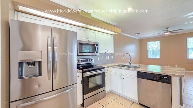 Building Photo - CUTE AND SPACIOUS 3 BEDROOM/ 2 BATH POOL HOME! NORTH PALMETTO! PET FRIENDLY!