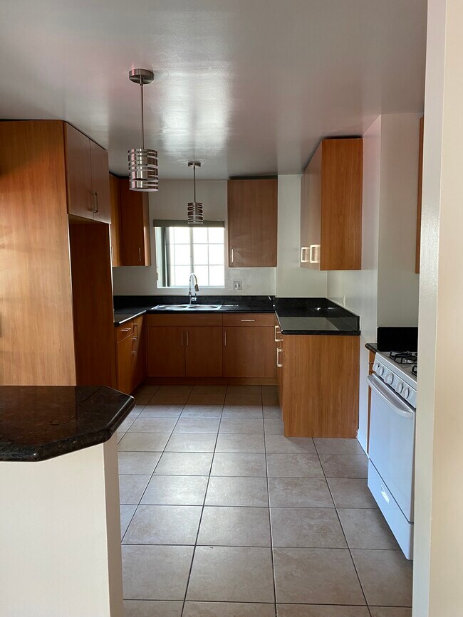 Building Photo - 1523 N Mariposa Ave