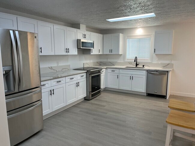 Primary Photo - 2081 Canemah St