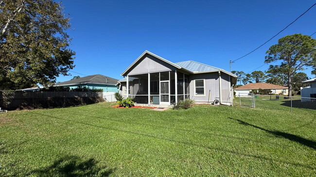Building Photo - 2144 SW Vista Rd