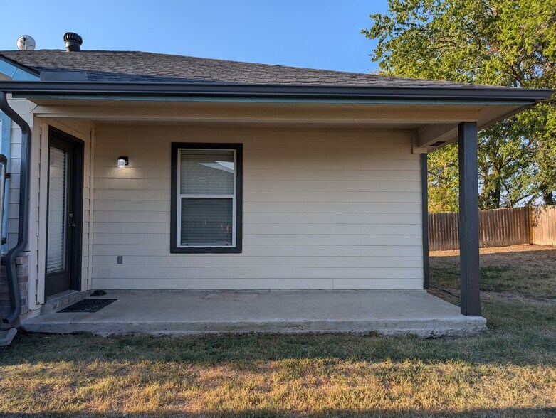 Covered Back Patio - 525 Oxford Loop