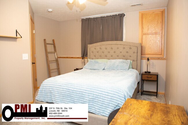 Building Photo - 4 Bedroom and 3 bathroom Fully Furnished
