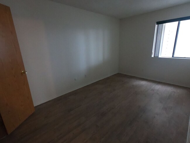 Building Photo - Ground floor condo, feels like home!