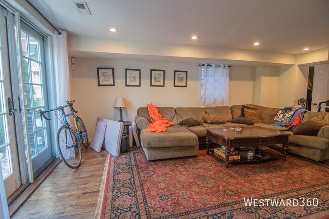 Building Photo - 1709 W Barry Ave