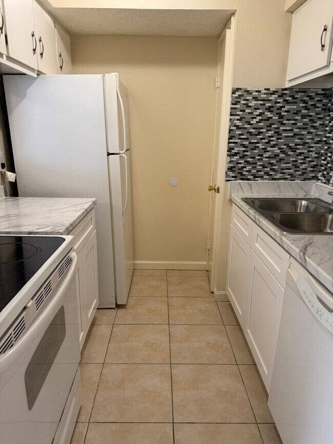 Building Photo - 6402 Del Monte Dr