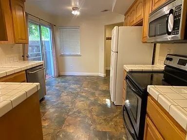 Building Photo - Well Kept 3 Bedroom, 2.5 Bath Home in High...