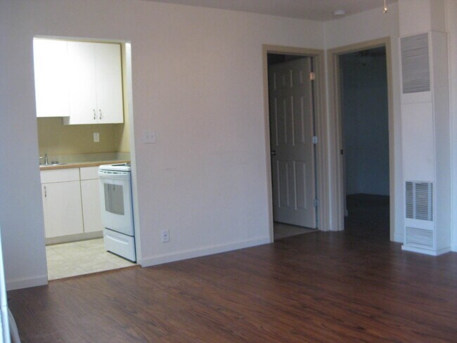 Building Photo - 121 NE Long St