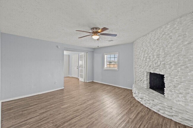 Building Photo - Charming 4-Bedroom, 2-Bath Home in Lamarque, TX