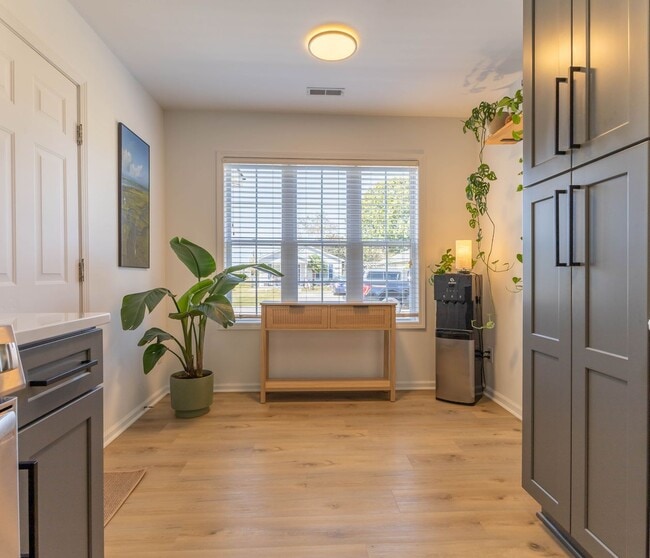 Building Photo - READY SOON! Beautifully Updated 3BR/2BA Ho...