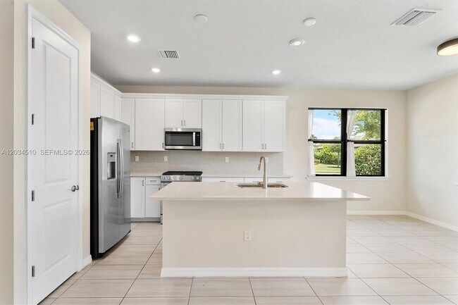 Building Photo - 2485 Primrose Pl