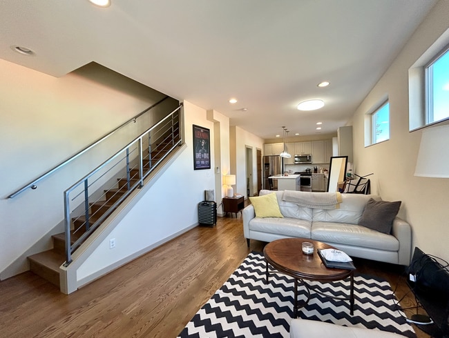 Building Photo - Capitol Hill/Cherry Hill Townhouse