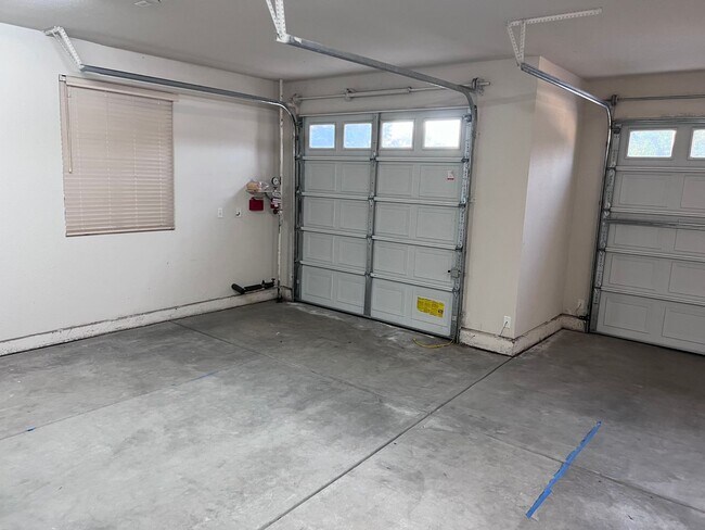 Building Photo - 3 bedroom, 2.5 bathroom home in great Neig...
