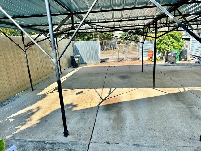 Building Photo - 305 N Live Oak St