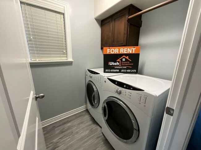 Building Photo - 3 bedroom 2 1/2 Bath Townhouse- Partially Furnished- Ready this month
