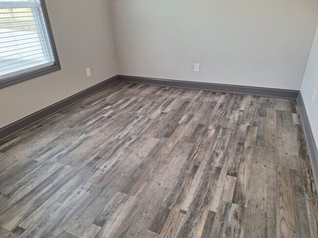 Building Photo - NEW DUPLEX Conveniently located to 40 West