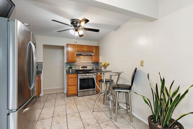Building Photo - 2838 Meadow Ln
