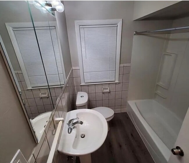 Building Photo - Welcome Home!!!  Oak Park 3 bedroom brick ranch