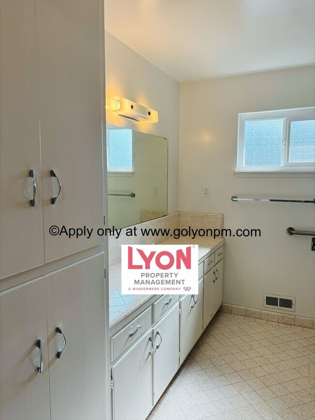 Building Photo - Spacious 2 bedroom, single level duplex in...