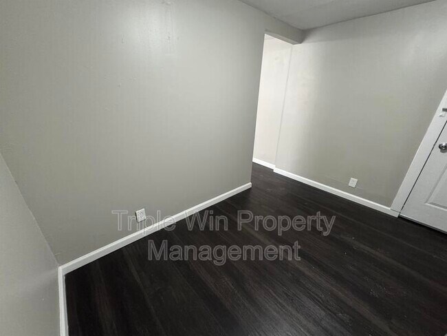 Building Photo - 442 Mueller Ave