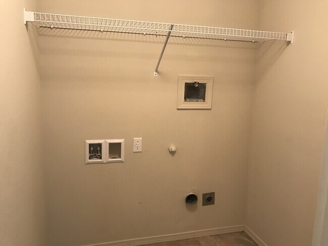 Building Photo - ONE MONTH FREE OF RENT!! Well Maintained, High Ceilings, Bonus Room, Great Location!