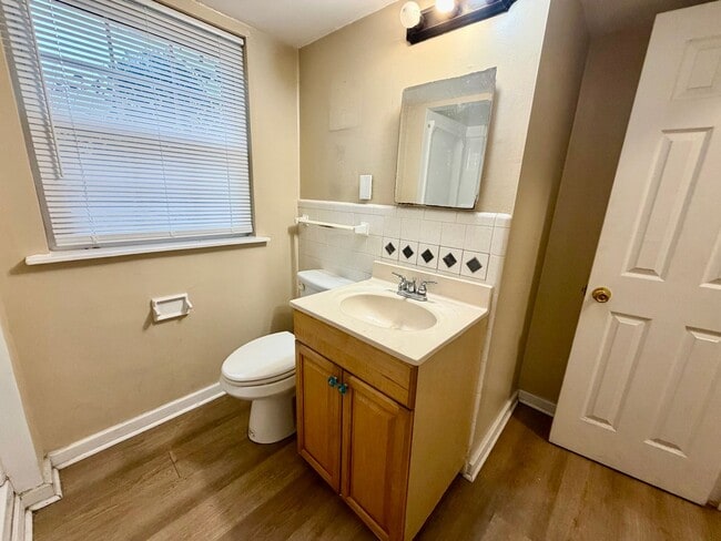 Building Photo - Nice Split Level Home in Huntsville! Fenced Yard and 2 car garage!