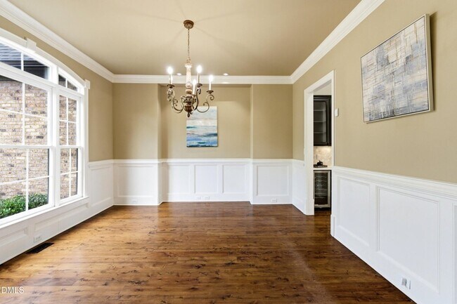 Building Photo - 2515 Village Manor Way