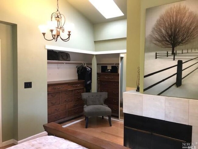Building Photo - Gorgeous 3 bedroom 2.5 bath 2 story Townho...