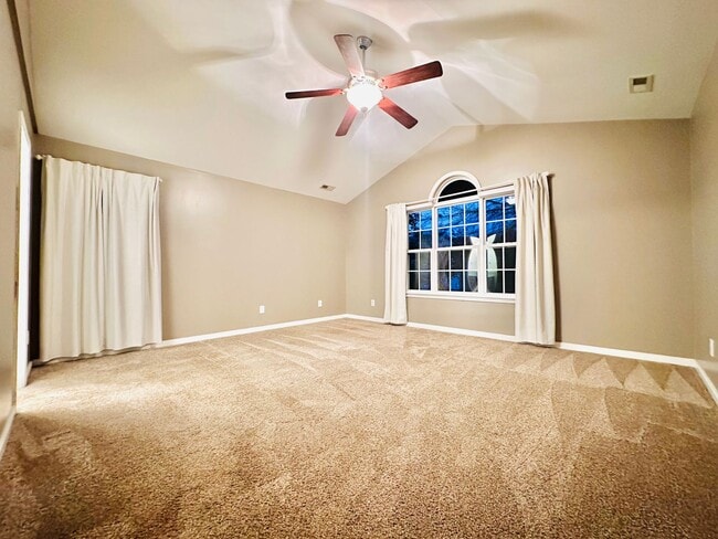 Building Photo - Spacious 3BD/2BA Home in Oak Park | Screened Porch | Large Backyard | 2-Car Garage