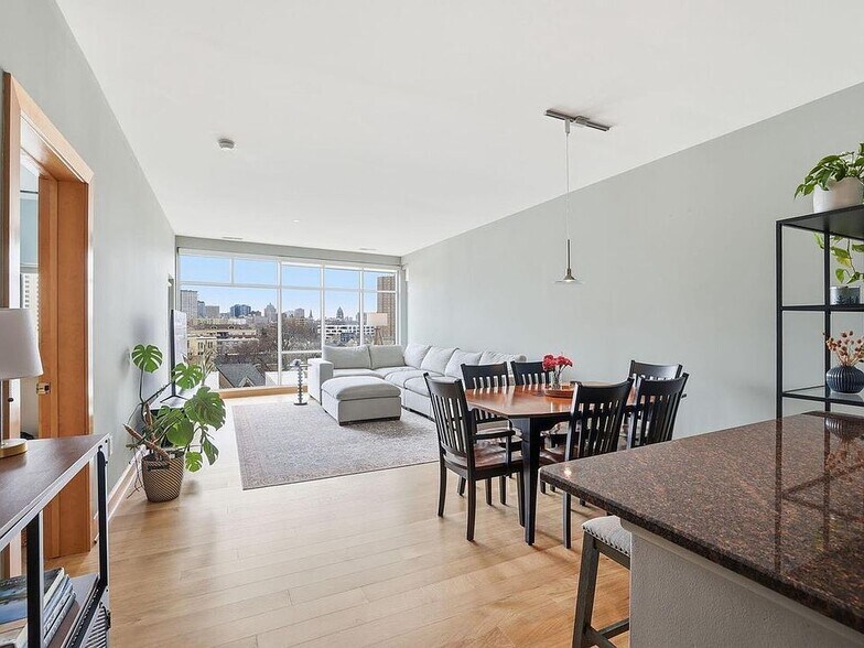 Building Photo - 1550 E Royall Pl