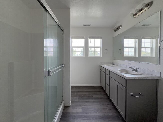 Building Photo - 3 Bed 2 1/2 Bath