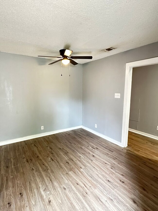 Building Photo - 2 Bedroom Duplex Near Downtown San Angelo!!